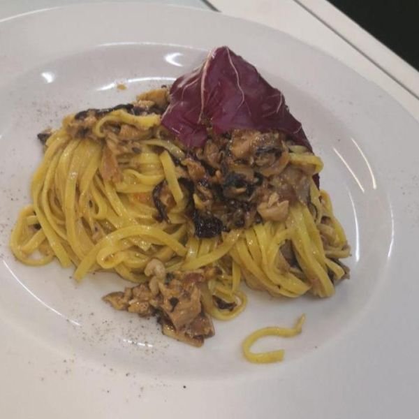 Tagliolini con ragù di coniglio, radicchio e noci